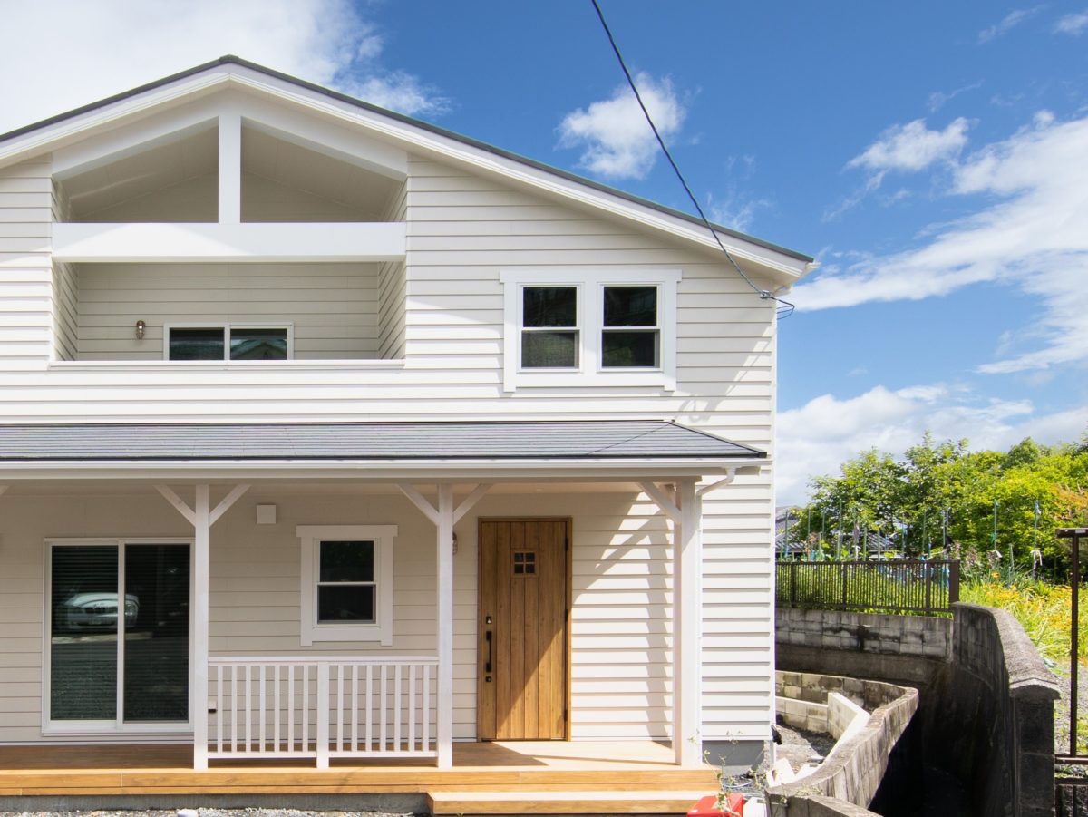 California Style house has Inner balcony